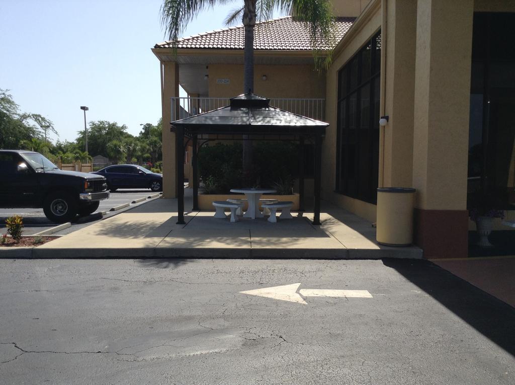 Rodeway Inn Port Richey North Exteriör bild