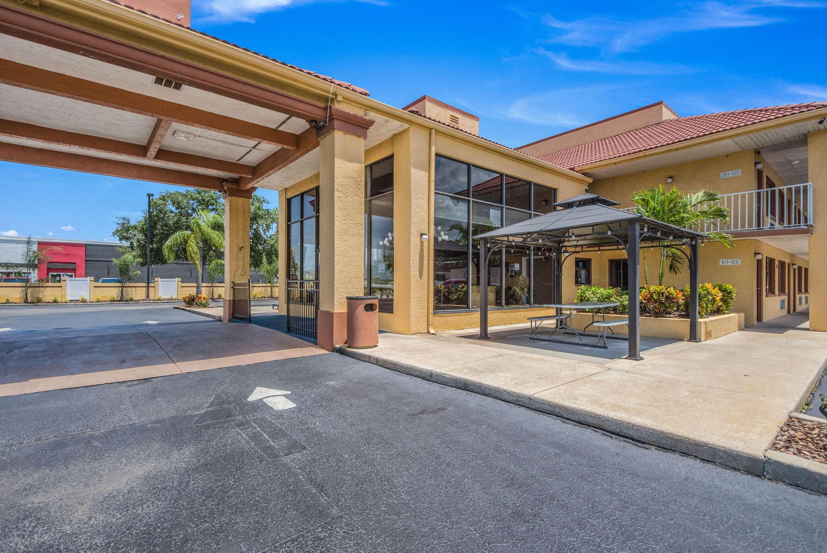 Rodeway Inn Port Richey North Exteriör bild